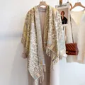 Dettaglio macro della sciarpa vintage con motivo paisley e lunghe nappe su gruccia - 190cm / Beige