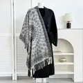 Ethnischer Pashmina Schal mit Paisley Muster und Fransen auf schwarzem Wollmantel - Schwarz