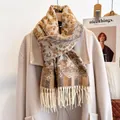 Sciarpa etnica floreale con frange drappeggiata su un cappotto invernale beige - 190cm / Cammello