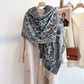 Dettaglio della sciarpa in maglia a fiori vintage con eleganti frange in finto cashmere - 190cm / Nero