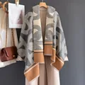 Scialle con motivo a catena con stampa geometrica, frange e morbida trama in cashmere - 190cm / Grigio