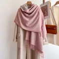 Zweiseitiger Jacquard-Schal mit Buchstabenmuster in Rosa und Grau mit Fransen - Standardtyp / Rosa