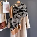 Dettaglio di sciarpa in finto cashmere con motivo a catena e bordi con frange sottili - 190cm / Nero