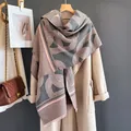 Sciarpa moderna in cashmere con motivo geometrico a catena e frange rosa e grigie su cappotto - 190cm / Rosa antico