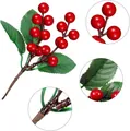 Détails de baies rouges artificielles avec feuilles vertes et texture de tige réaliste - Branche de Pin à Baies Rouges