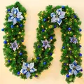 2,7m grüne Weihnachtsgirlande mit blauen Kugeln, Kunstblumen und LED-Lichtern - Blau