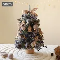 Albero di Natale floccato da 90cm con luci LED, pigne e base in legno naturale - Albero Bacche Blu 90CM