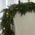 Τεχνητή γιρλάντα από πεύκο με ζεστά φώτα LED για εορταστική χριστουγεννιάτικη διακόσμηση - Στυλ Κυπαρίσσι (E)