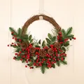 Ghirlanda di Natale con pigne e bacche su una porta bianca per decorazioni festose - Ghirlanda di Pigne e Bacche Rosse