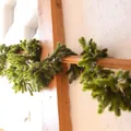 Ghirlanda natalizia artificiale in pino PE verde per decorazioni domestiche fai da te - Stile Verde - Senza Luce