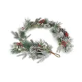 Schneebedeckte Weihnachtsgirlande mit Zapfen und roten Beeren auf weißem Hintergrund - 180 Rattanrohre