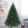 Detail der üppigen PE- und PVC-Nadeln eines realistischen 2,1 m grünen Weihnachtsbaums - 150cm