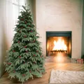Gemütliches Wohnzimmer-Detail mit grünem Weihnachtsbaum und roten Beeren-Akzenten - Kompakt