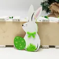 Coniglio pasquale in legno con fiocco di feltro verde e uovo a pois su erba verde - Coniglio Bianco Fiocco Verde Uovo a Pois Verdi