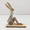 Conejo de Pascua artesanal de madera con rayas grises y bufanda a cuadros con base - Patrón de Rayas Horizontales Grises (Estilo 2)