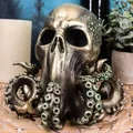 Detail van Cthulhu octopus schedel standbeeld in brons met groene patina op een geweven mat - Groot / Brons