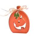 Halloween Kürbis-Deko aus Holz mit geschnitztem Gesicht und grünen Blättern verziert - Stil B