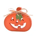 Halloween Holz-Kürbis Deko mit Kürbisgesicht-Ausschnitt und grünem Blatt-Detail - Stil C