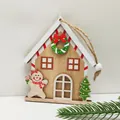 Λεπτομέρεια ξύλινου σπιτιού με ανθρωπάκι gingerbread και πράσινο χριστουγεννιάτικο δέντρο - Λευκή Μικρή Πόρτα
