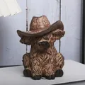 Figura de vaca de las tierras altas con sombrero vaquero decorado rústico de resina - Vaca de las Tierras Altas con Sombrero de Vaquero