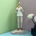 Detalle de figura de resina de padre e hijo con cita de gratitud en español en la base - Padre E Hija