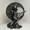 Détail d'une sorcière en argent sur balai avec lune celtique et pentagramme - Style Sorcière Sur Lune (Argent Antique)