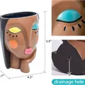Vaso in resina a forma di viso con trucco vivace e foro di scarico, 15 x 11 cm - Ragazza Pensante con Mano sul Mento