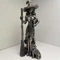 Figurine de sorcière avec balai et chat en argent antique pour décoration de bureau - Sorcière Debout Tenant Un Balai (Argent Antique)