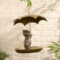 Vogelhäuschen Bär mit Regenschirm Anhänger in Bronze-Optik an einem Seil aufgehängt - Katzenform