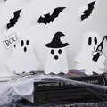 Τρία ξύλινα φαντάσματα Halloween με πινακίδα BOO και καπέλο σε φόντο ιστού αράχνης - Σετ Φιγούρες Φαντάσματος Μπουκάλι Κρασιού