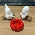 Detailweergave van 3D-geprinte Halloween spookfiguren die marshmallows roosteren op bureau - Spook Met Kampvuur