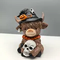 Halloween Hochlandrind-Figur mit Hexenhut und Totenkopf für Tischdeko zu Hause - Skelett-Muster