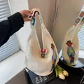 Dettaglio borsa hobo all'uncinetto fatta a mano con girasoli e tracolla in maglia - Bianco Sporco