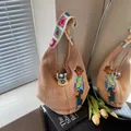 Dettaglio della borsa tote in maglia kaki con tracolla floreale all'uncinetto e ricamo bambola - Cachi