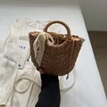 Détail du sac en paille avec nœud en dentelle beige et doublure à cordon ajustable - Version Chaîne de Perles / Kaki