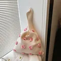 Schicke cremefarbene Stricktasche mit 3D-Häkelblumen in Rosa und Einzelgriff-Design - Rosa