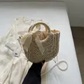 Détail du sac en paille tissé avec nœud en dentelle et bandoulière en perles - Version Chaîne de Perles / Blanc Cassé