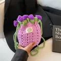 Detail der handgefertigten lila Häkeltasche mit 3D-Blumen und handgemachtem Etikett - Lila