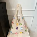 Off-white Stricktasche im Hobo-Stil mit bunten handgehäkelten 3D-Blumen und weicher Textur - bunt