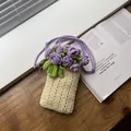 Handgefertigte beige Strick-Handytasche mit lila Häkelrosen und Umhängegurt - Beiger Körper Lila Blume