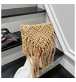 Detail einer handgefertigten Strohtasche im Boho-Stil mit Quasten und Rautenmuster - Ohne Anhänger / Khaki