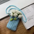 Handgehäkelte hellblaue Handy-Umhängetasche mit weißen Rosen und dünnem Trageriemen - Blauer Körper Weiße Blume