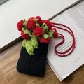 Mini-Häkelhandytasche mit schwarzer Strickbasis und lebendigem rotem Rosenmuster - Black Body Red Flower