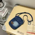Mini borsa a tracolla in denim blu lavato retrò con patch in pelle su valigia vintage - Blu Profondo (Etichetta a Sinistra)