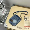 Borsa a tracolla in denim blu lavato con tasca frontale e toppa in pelle vintage - Blu Chiaro (Etichetta a Sinistra)