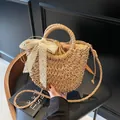 Handgeweven strooien strandtas in natuurlijk bruin met witte kanten strik en parels - Standaard Editie / Khaki