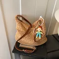 Kaki geweven stro schoudertas met bruine leren riem en cartoon pop hanger voor dames - Groot / Met Hanger / Khaki
