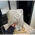 Handgefertigte weiße Macramé-Umhängetasche mit Quastenfransen für böhmischen Sommerstrand - Vertikaler Stil Mit Anhänger / Gebrochenes Weiß