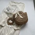 Beige ronde strooien tas met kanten strik, parelketting en jurk voor een vakantie - Upgrade-versie / Khaki