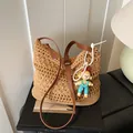 Khaki katoen gehaakte holle geweven tas met donkerbruine leren riem en cartoon hanger - Middelgroot / Met Hanger / Khaki
